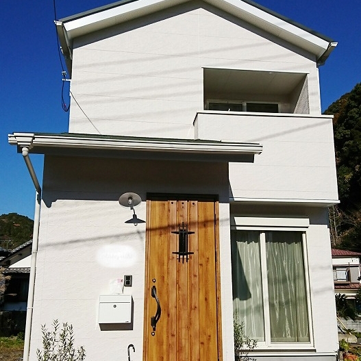 青空にグリーンの屋根が映えるおうち