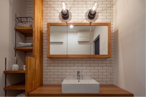 キッチン周りは住み始めてからの生活シーンを想像し、コンセントなども必要な場所に必要な数を配置。広い空間ながら手元の便利さも考えられています。