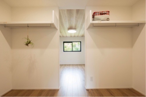 キッチン周りは住み始めてからの生活シーンを想像し、コンセントなども必要な場所に必要な数を配置。広い空間ながら手元の便利さも考えられています。