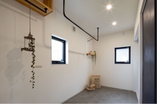 キッチン周りは住み始めてからの生活シーンを想像し、コンセントなども必要な場所に必要な数を配置。広い空間ながら手元の便利さも考えられています。