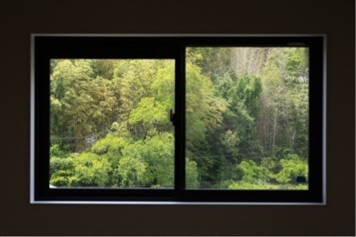 2階は、大容量のファミリークローゼットを設け、そのままつながる主寝室の窓からは絵画のように美しい景色が広がります。