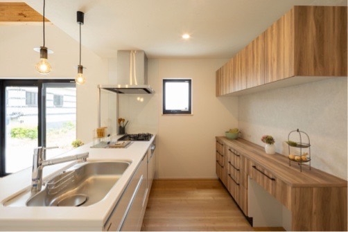 キッチン周りは住み始めてからの生活シーンを想像し、コンセントなども必要な場所に必要な数を配置。広い空間ながら手元の便利さも考えられています。