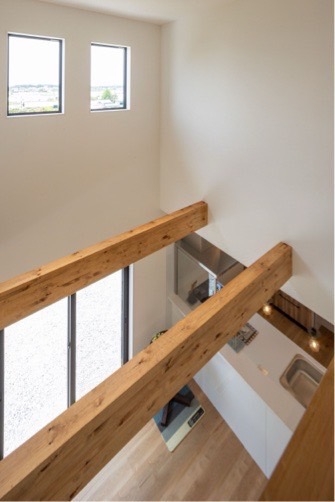 梁を見せた吹き抜けも相まって開放的な空間が広がります。