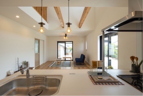 キッチン周りは住み始めてからの生活シーンを想像し、コンセントなども必要な場所に必要な数を配置。広い空間ながら手元の便利さも考えられています。